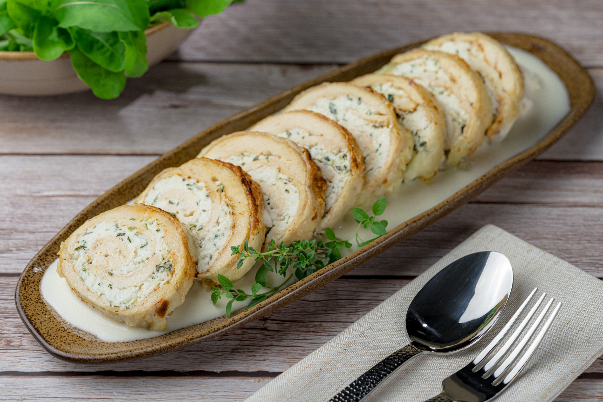 Rocambole de Manta de Mozzarella de Búfala Levitare com Pesto de Pistache, Presunto Cru e Tomates Confitados