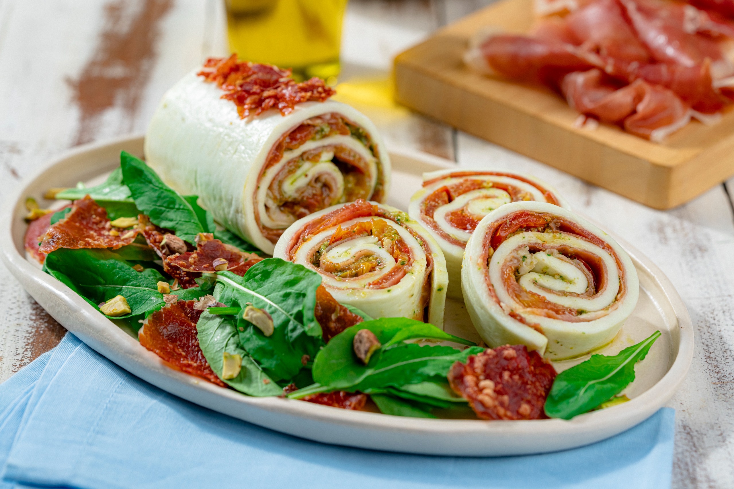 Rocambole de Manta de Mozzarella de Búfala Levitare com Pesto de Pistache, Presunto Cru e Tomates Confitados