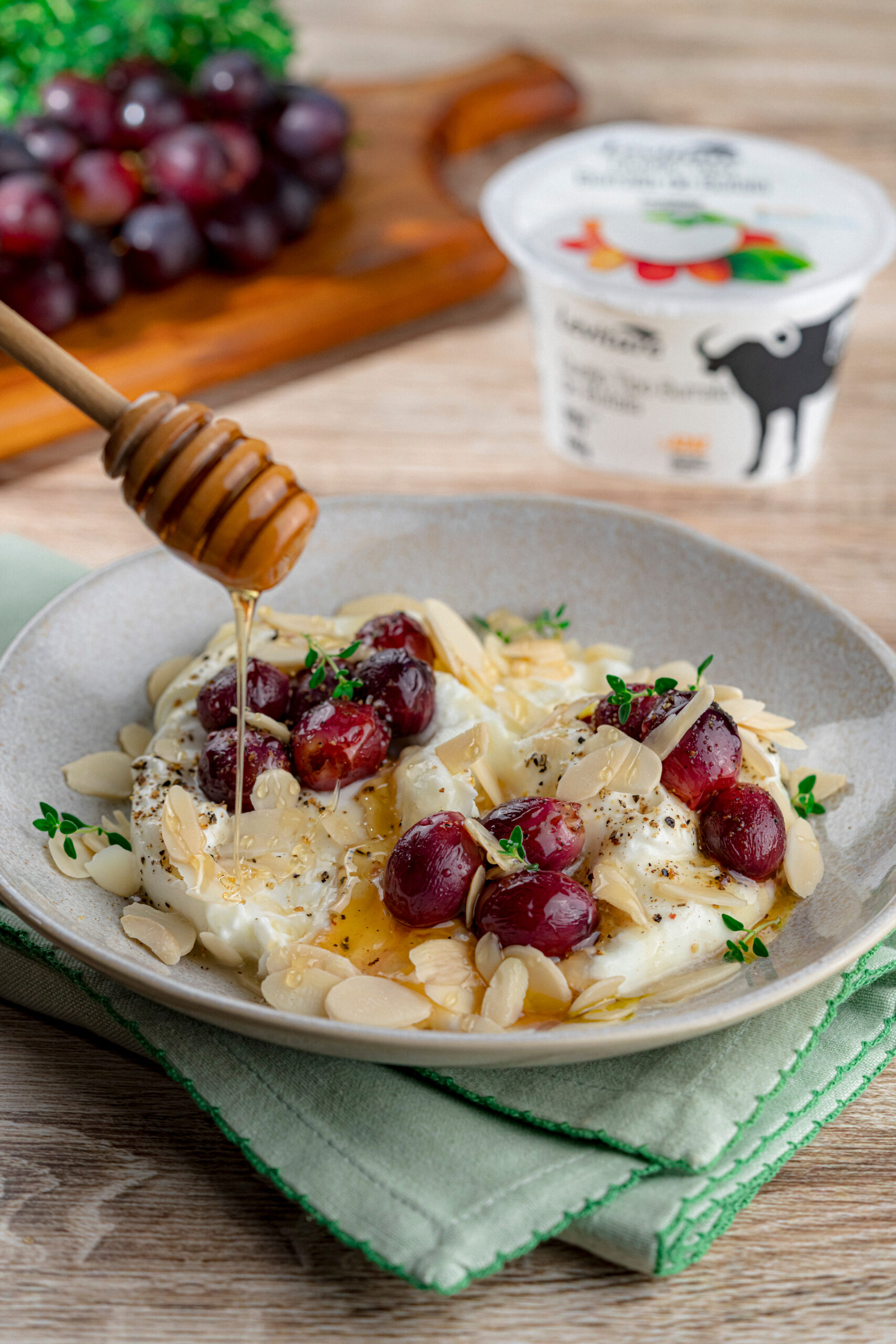 Burrata com Uvas Assadas e Amêndoas
